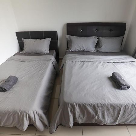 Cozy 3-Bedroom Condo With Pool - Seri Kembangan Exterior photo