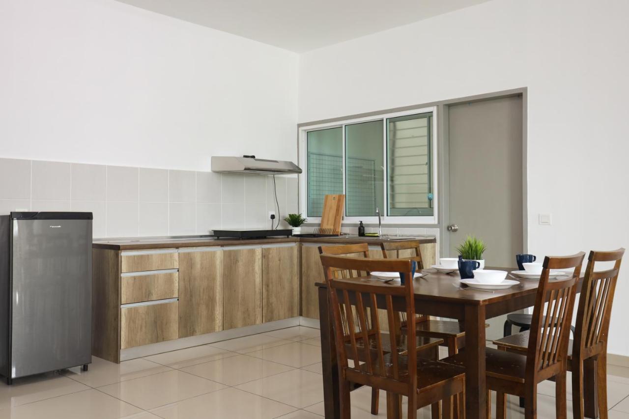 Cozy 3-Bedroom Condo With Pool - Seri Kembangan Exterior photo