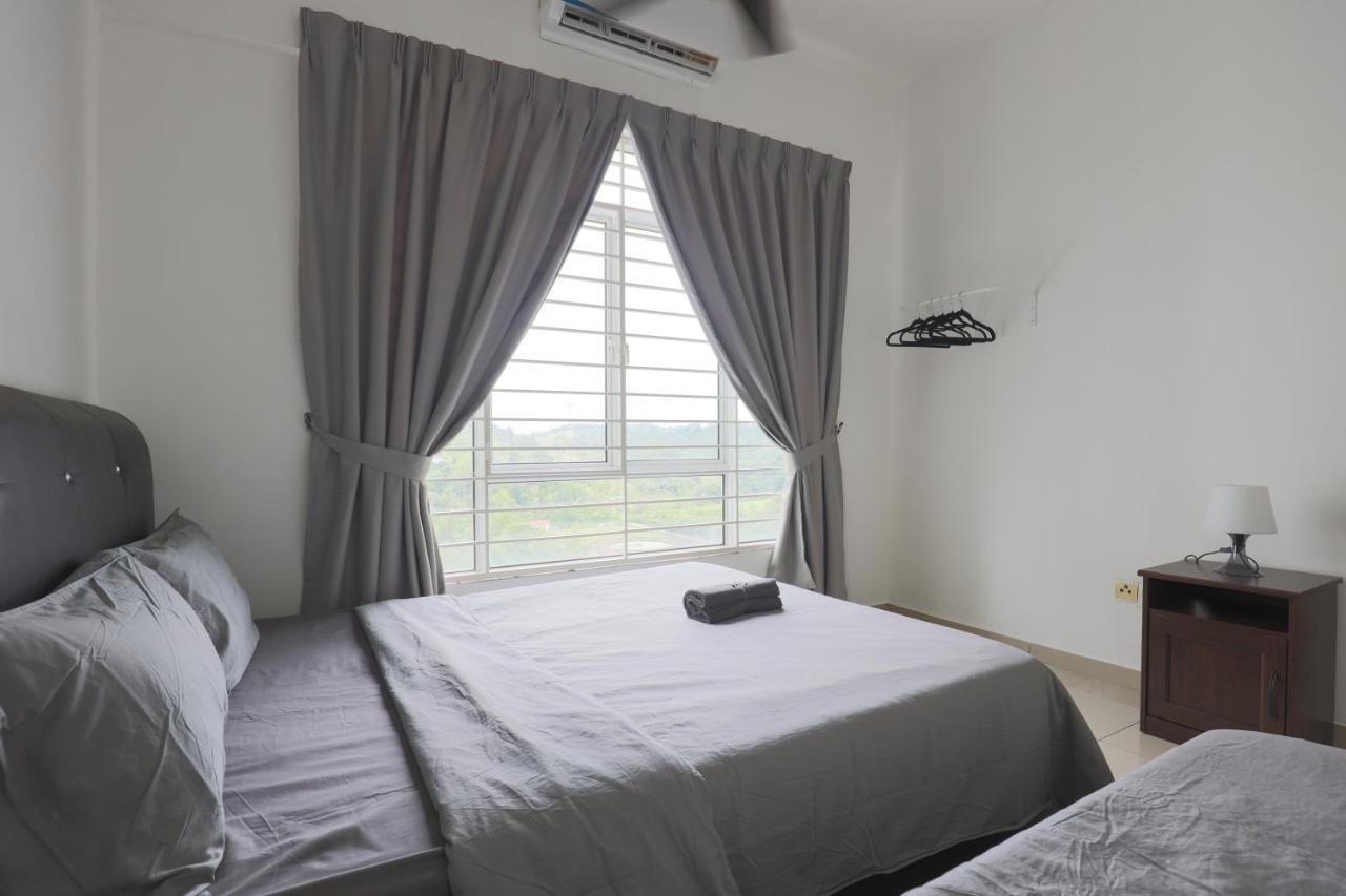 Cozy 3-Bedroom Condo With Pool - Seri Kembangan Exterior photo