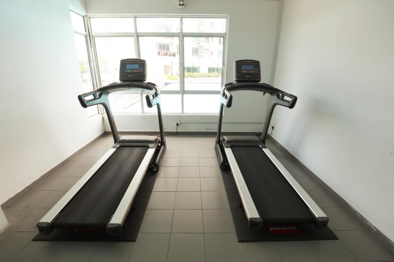 Cozy 3-Bedroom Condo With Pool - Seri Kembangan Exterior photo